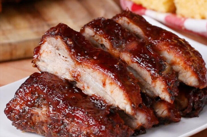 Spare ribs on a platter