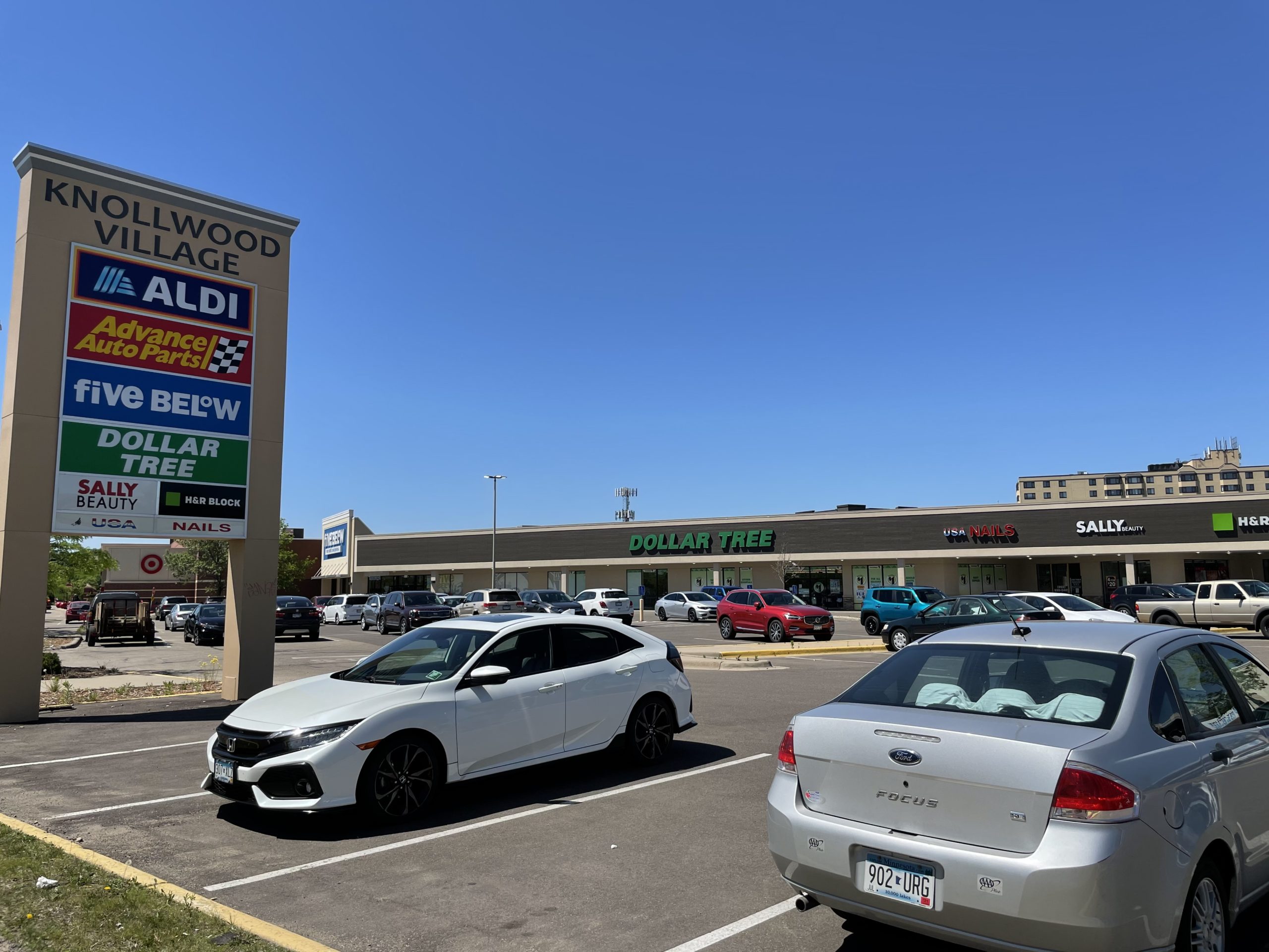 Knollwood Village shopping center